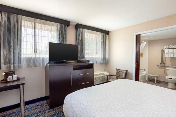 Best Western Plus Fairfield Hotel image 11